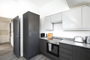 Fridge, microwave, oven, stovetop - Skyvillion Apartments - Vineyard - 1Bed Apartment with Free Parking (Enfield)