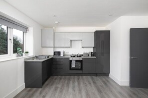 Kühlschrank, Mikrowelle, Ofen, Herdplatte