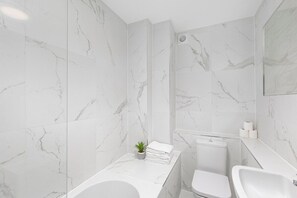Hair dryer, towels - Skyvillion Apartments - Vineyard Enfield Chase Farm - 1Bed Apartment w/ Balcony  (Greater London)