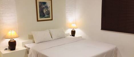 Grand-værelse | Premium-sengetøj, senge med topmadrasser, minibar, pengeskab på værelset