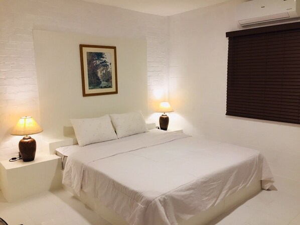 Chambre majestueuse | Literie de qualité, lit avec matelas à plateau-coussin, minibar