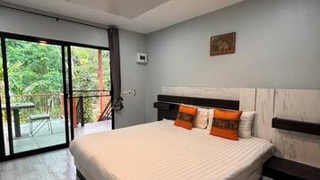 Deluxe Room | Premium bedding, pillow-top beds, minibar, in-room safe