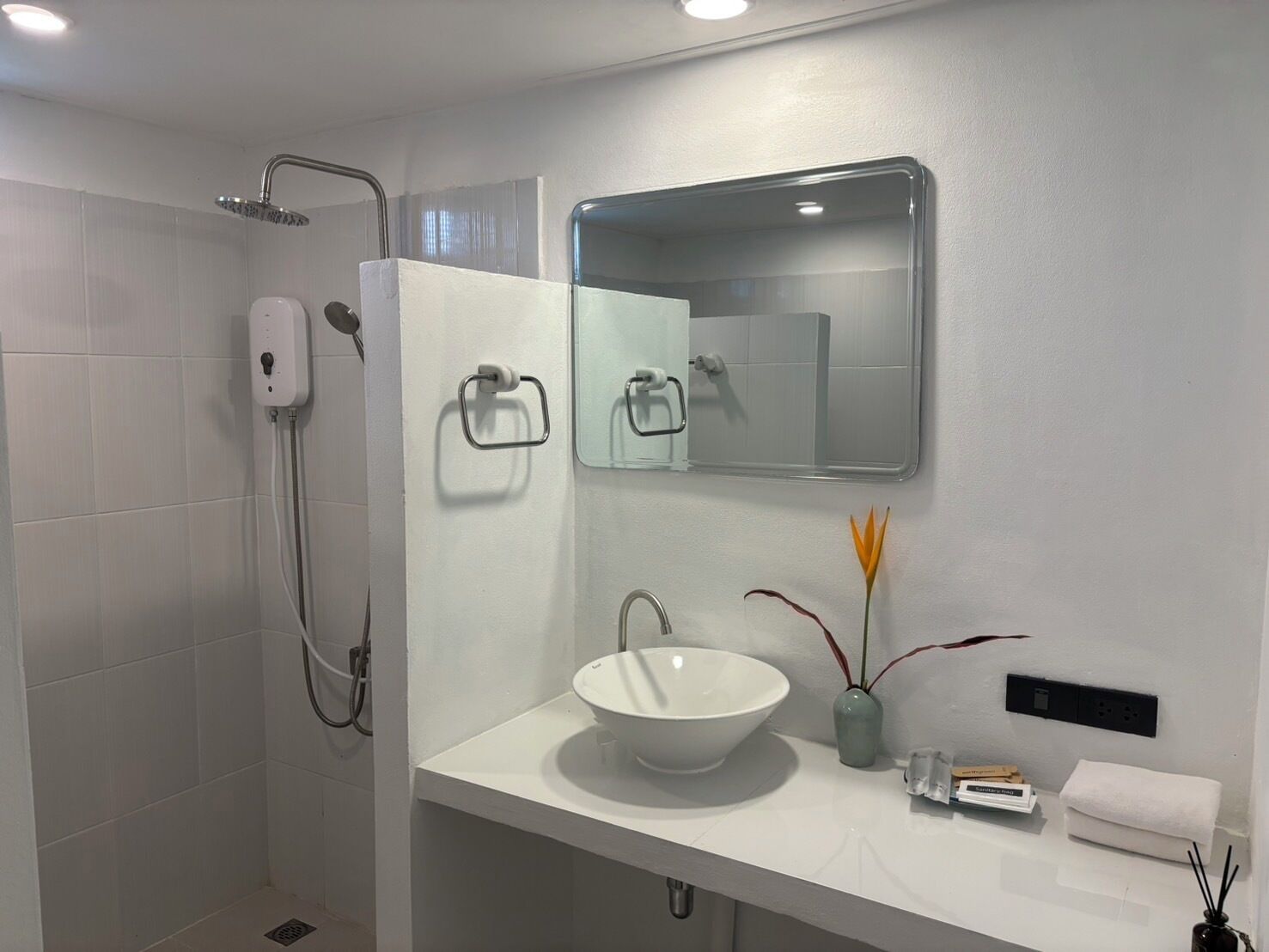 Standard Room | Bathroom | Shower, rainfall showerhead, designer toiletries, hair dryer
