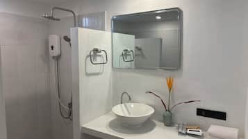 Standard Room | Bathroom | Shower, rainfall showerhead, designer toiletries, hair dryer