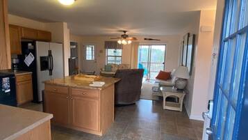 Een smart-tv en een tafeltennistafel