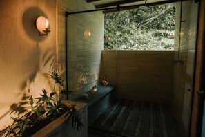 Habitació prèmium | Bany | Dutxa, tovalloles, sabó i xampú 
