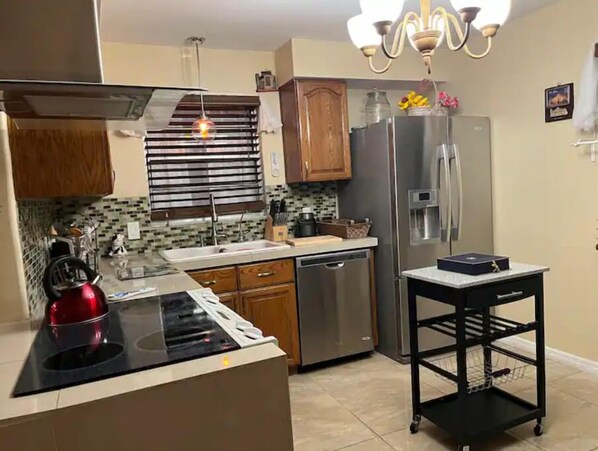 Een koelkast, een microgolfoven, een oven, een kookplaat