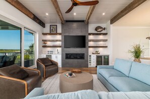 Smart-TV, peis, bordtennis og bøker