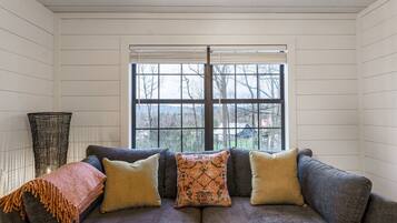 TV connectée, cheminée, table de tennis de table