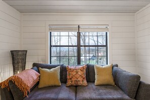 Smart-tv, pejs, bordtennisbord