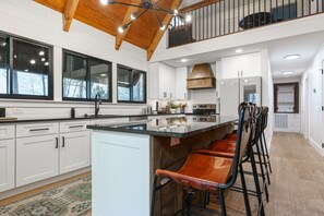 Køleskab, mikrobølgeovn, ovn, kogeplade