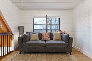 Smart TV, fireplace, table tennis - Designer A-Frame | Huge Loft, Chef’s Kitchen, Hot Tub & Fire Pit (Seymour)