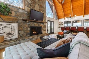 Smart TV, chimenea, mesa de ping pong