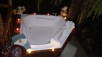Outdoor spa tub