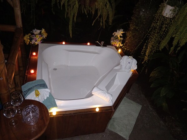 Outdoor spa tub - Come stay in the middle of the forest and a great variety of fauna. (La Fortuna)