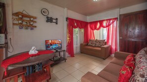 TV - Come stay in the middle of the forest and a great variety of fauna. (La Fortuna)