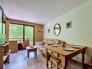 TV - Relais S30 – Sleeps 4–5 – Bright and cosy studio – Saint Jean D'Aulps town centre – Near Morzine (Saint-Jean-d´Aulps)