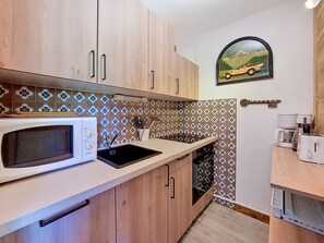 Fridge, microwave, oven, dishwasher - Relais S30 – Sleeps 4–5 – Bright and cosy studio – Saint Jean D'Aulps town centre – Near Morzine (Saint-Jean-d´Aulps)