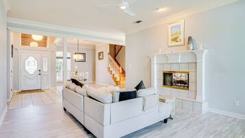 Fernseher, Kamin, Bücher, Stereoanlage