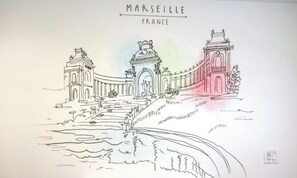 Mapa desenhado à mão de Marselha, França, destacando pontos turísticos e a costa.