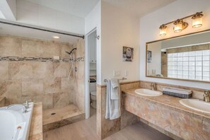 Baignoire, sĂšche-cheveux, serviettes fournies