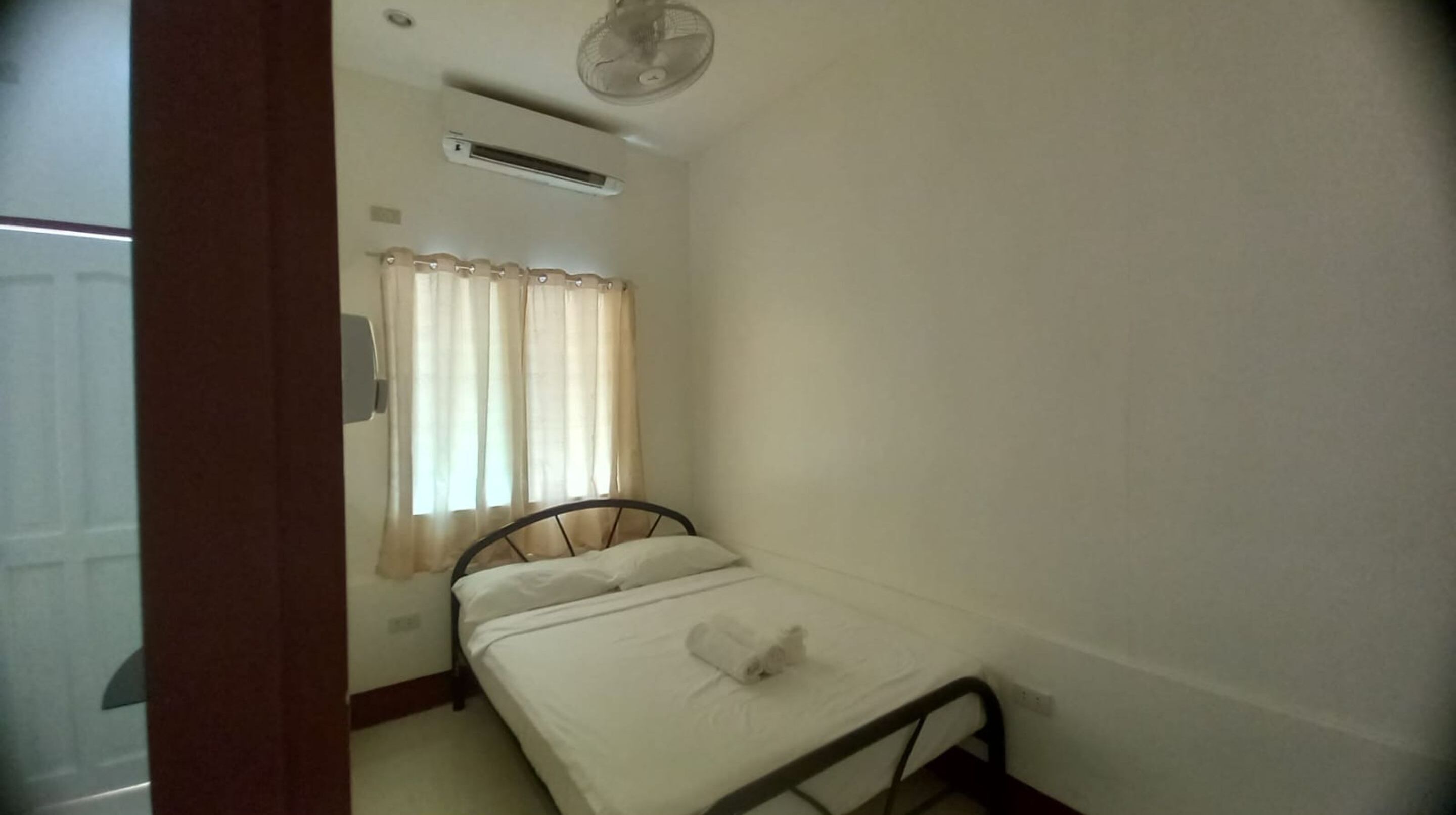 standard quadruple room | bed sheets