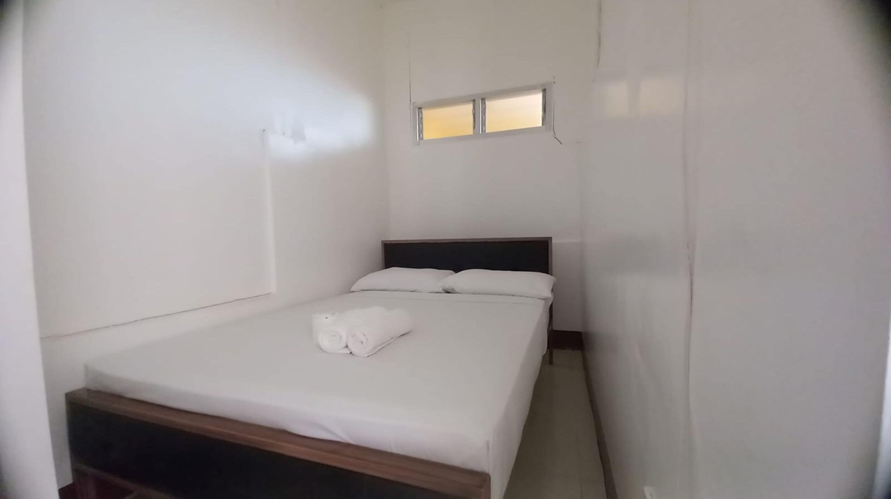 standard double room | bed sheets