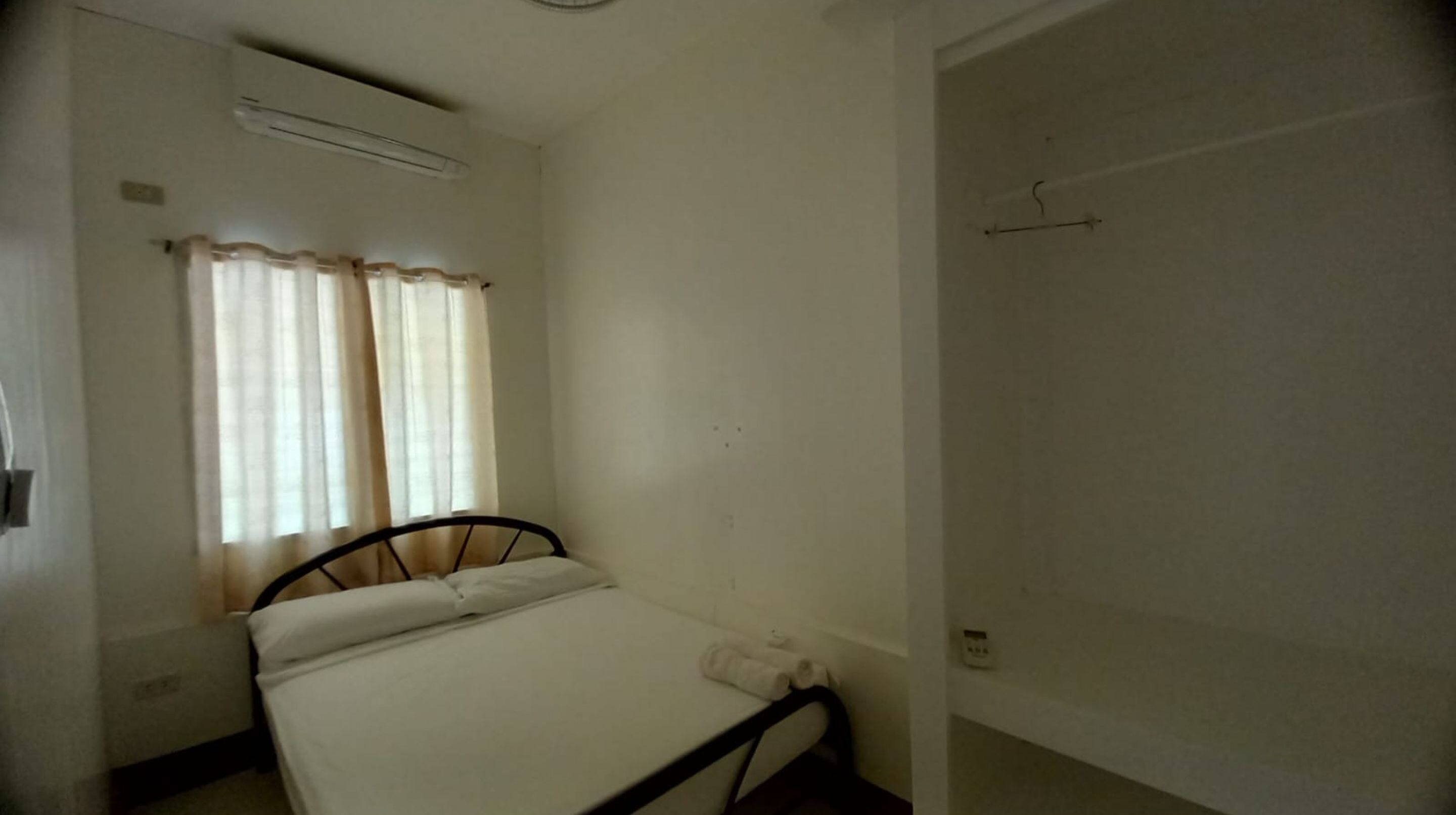 standard quadruple room | bed sheets