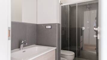 Doccia, asciugacapelli, bidet, asciugamani