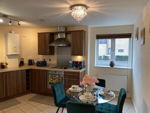 Fridge, microwave, oven, stovetop - Exquisite Modern Homely Flat (Cambridge)