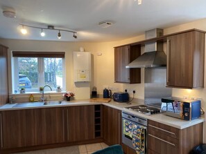 Fridge, microwave, oven, stovetop - Exquisite Modern Homely Flat (Cambridge)