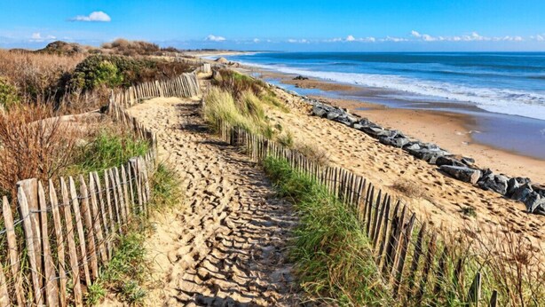 A sandy beach path with wooden fencing, leading to the ocean. - Charming house with garden in Sables-d'Olonne (Les Sables-d'Olonne)