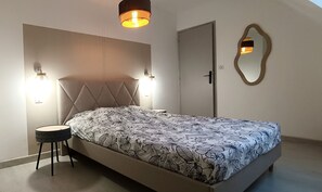 3 عدّة غرف نوم ومكتب ومكواة/لوح كي وسرير سفر