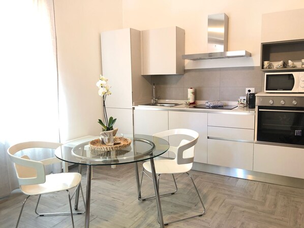 Køleskab, mikrobølgeovn, ovn, kogeplade