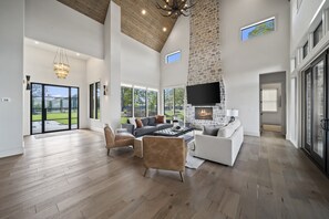 TV connectée, cheminée, jeux vidéo, chaîne hi-fi