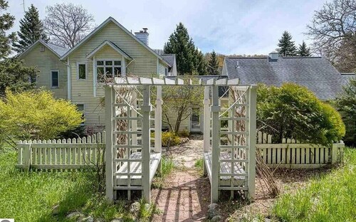 Vineyard Views House & Guest House, Suttons Bay - close to Traverse City, Leland