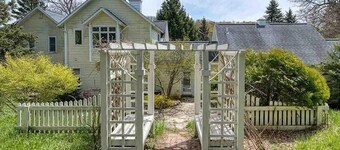 Vineyard Views House & Guest House, Suttons Bay - close to Traverse City, Leland