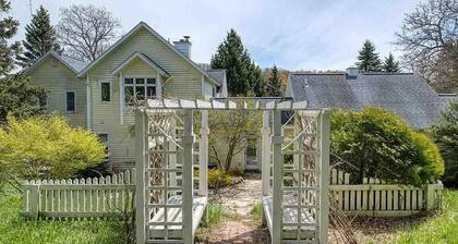 Vineyard Views House & Guest House, Suttons Bay - close to Traverse City, Leland