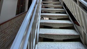 A staircase with a glass ceiling, white walls, and a brick base. - Selecta Colonial (Villavicencio)