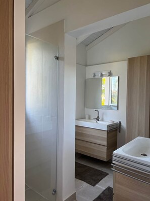 Badewanne, Haartrockner, Handtücher