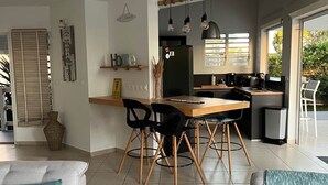 Eine moderne Küche mit Essbereich, einer Couch und einem großen Fenster.