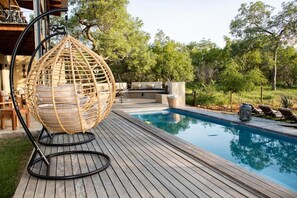 AuĂenpool, LiegestĂŒhle