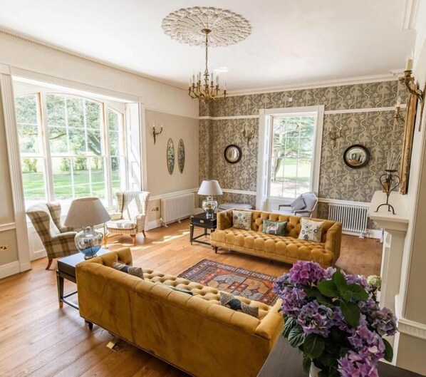 33-inch flat-screen TV with digital channels, TV - Reymerston Hall (Norwich)