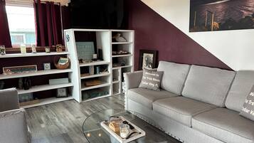 Smart-tv, dvd-afspiller, bøger, stereoanlæg