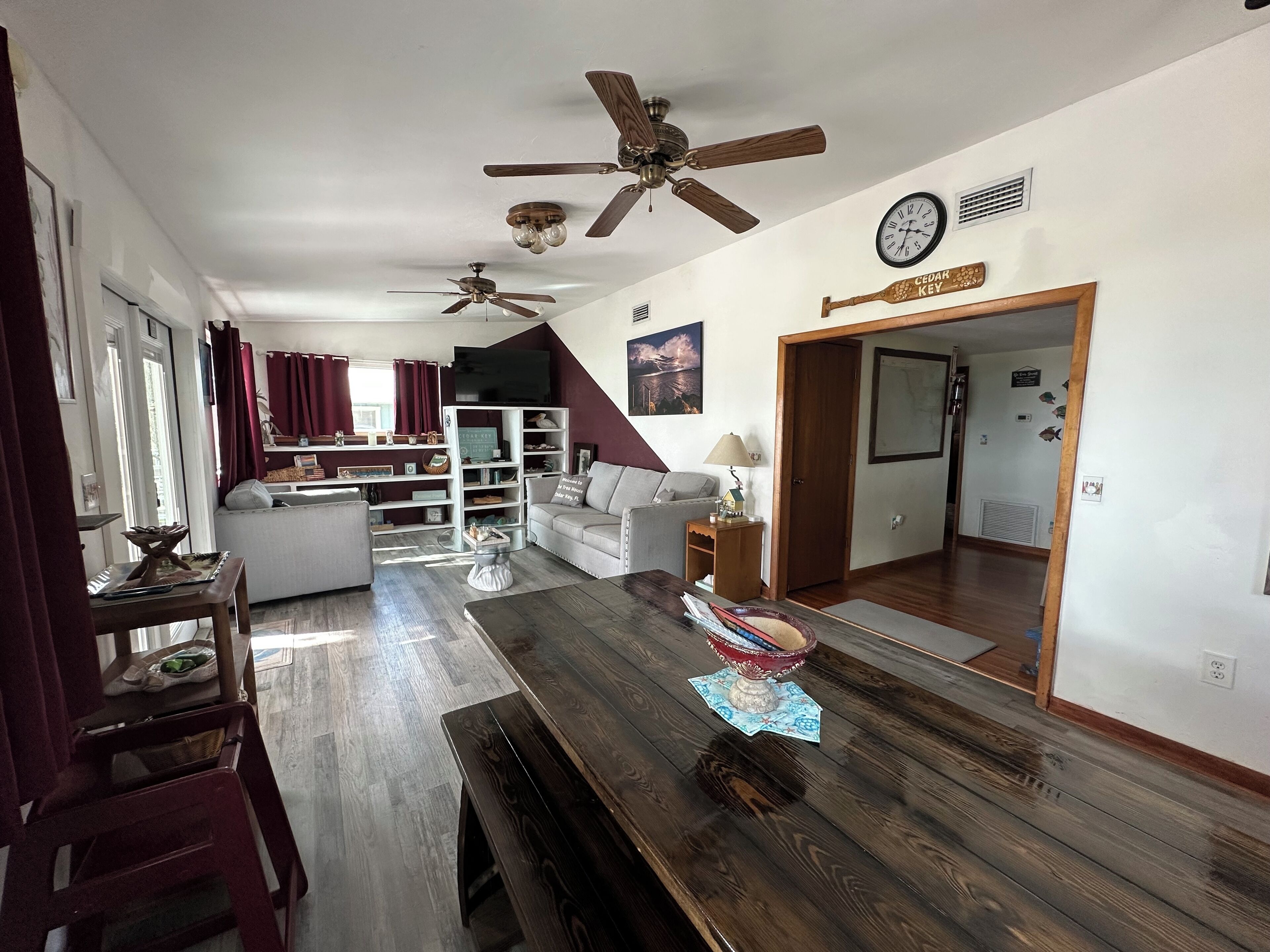 Smart TV, reproductor de DVD, libros y estéreo 