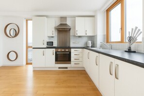 Fridge, microwave, oven, stovetop - 1 Bed Flat in Vibrant Hackney (London)