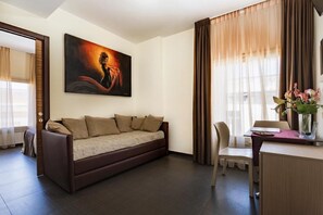 Minibar, Schreibtisch, kostenloses WLAN, Bettwäsche