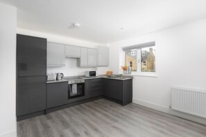 Geladeira, micro-ondas, fogão, cooktop