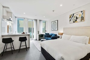 Escritorio, tabla de planchar con plancha, wifi y ropa de cama