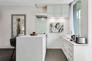 Frigorífico, microondas, horno y placa de cocina